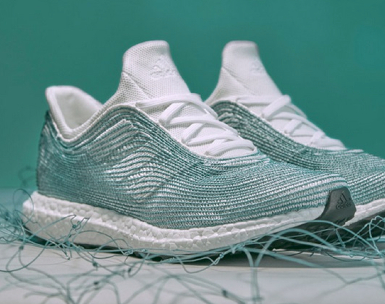 Adidas выпустил кроссовки из пластикового мусора океанов