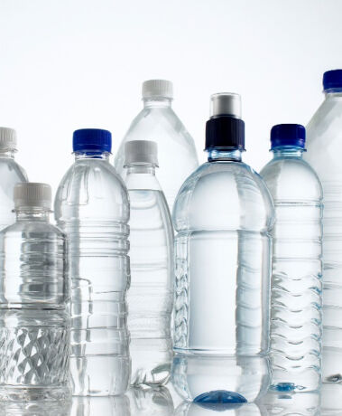 Бутильована вода: чим шкідливий пластик і чи варто переходити на фільтровану воду